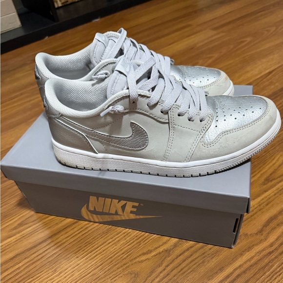 Nike Air Jordan 1 Retro Low OG l Metallic Silver Size 8.5. comes with box main image 10